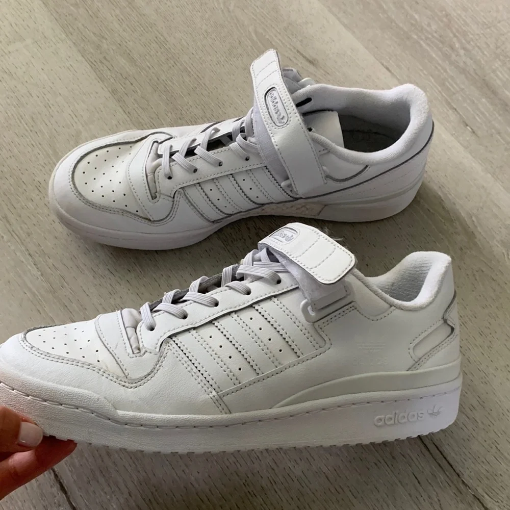 ADIDAS FORUM LOW’s white sneakers shoe’s casual size 9.5 back to school‎